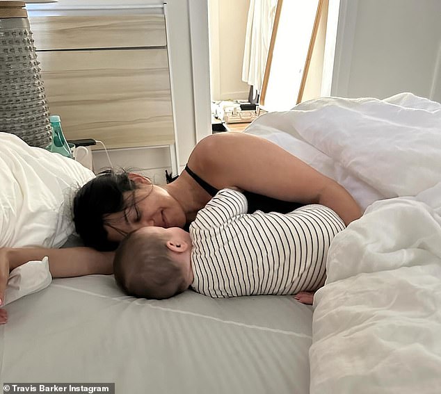 وفي عيد ميلاد روكي يوم السبت، انتقلت جينر إلى صفحتها على إنستغرام لمشاركة صور لأحفادها الأصغر من بين 13 أحفادًا يستمتعون بيوم على الشاطئ