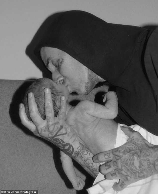 ينتهي منشور عيد الميلاد مع عازف الدرامز Blink-182 الذي يعطي قبلة لروكي وهو مولود جديد بينما يرتدي سترة سوداء فوق رأسه.