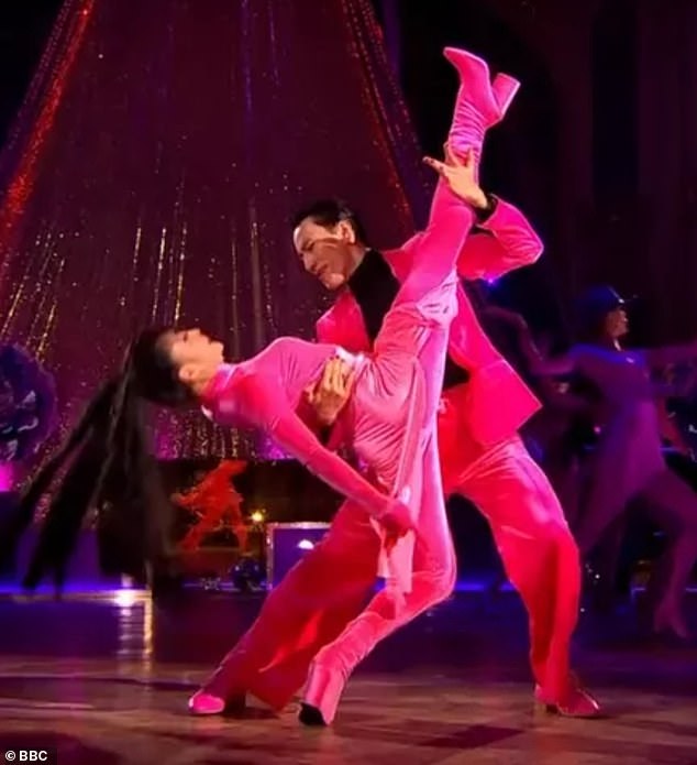 نشأ كل من نانسي وكارلوس في الصين وكانا قريبين منذ الطفولة في الماضي وقد تبادلا ألقابًا لطيفة لبعضهما البعض (في الصورة معًا في العرض)