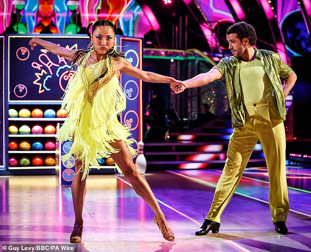 يُزعم أن التوترات نشأت بعد أن أصيب كارلوس بخيبة أمل لعدم إقرانه مع أحد المشاهير في هذا المسلسل، بينما كانت نانسي مشغولة بالتدريبات مع شاين وارد، 40 عامًا (في الصورة).