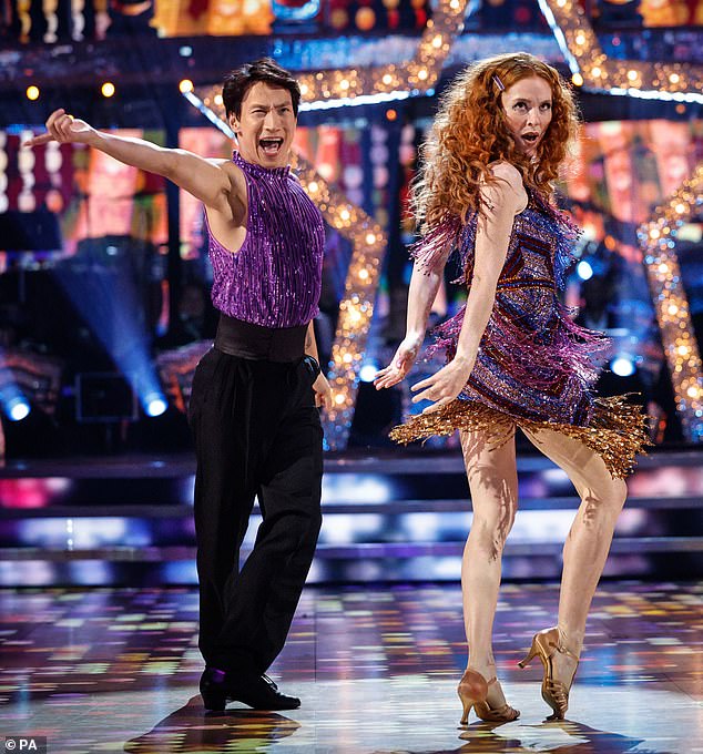 خلال المواسم السابقة، تم إقران كارلوس مع مقدمة البرامج التليفزيونية أنجيلا سكانلون (في الصورة) وبقاء إيست إندرس مولي رينفورد