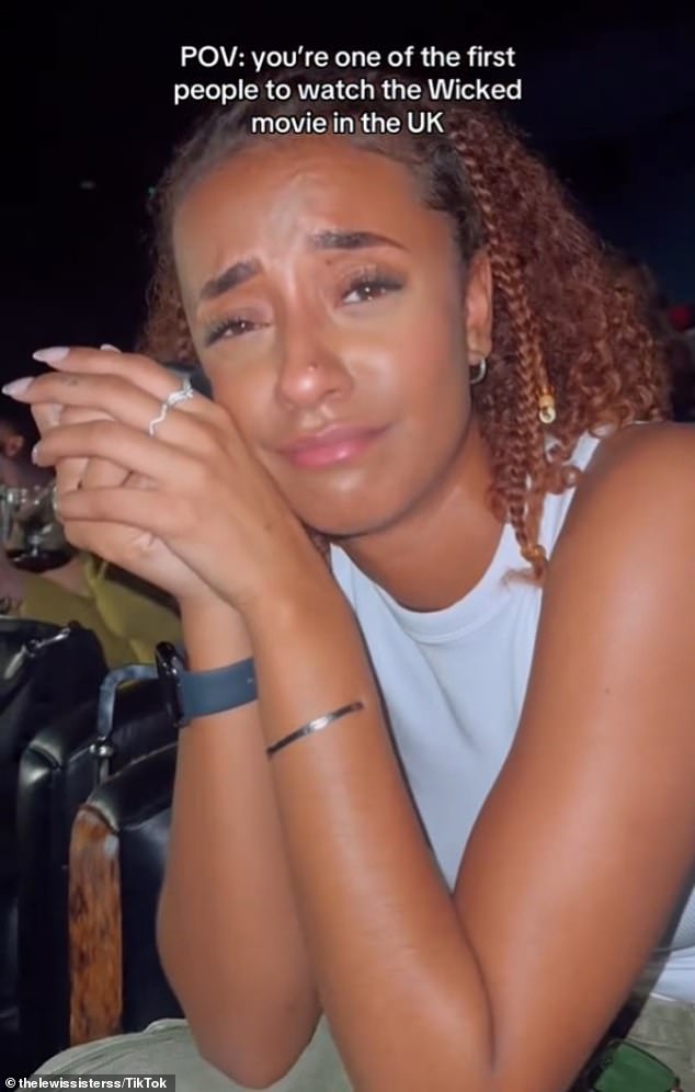 وقالت امرأة شابة أمام الكاميرا وهي تمسح الدموع عن وجهها: 