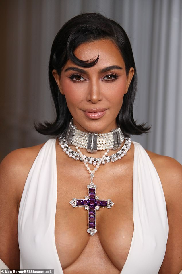 أظهر رقمها الأبيض المذهل انقسامها الواسع، مع قطعة المجوهرات الكبيرة التي توفر بعض التباين