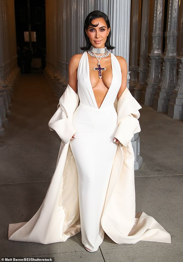 كيم أزيز في نظرة كاشفة