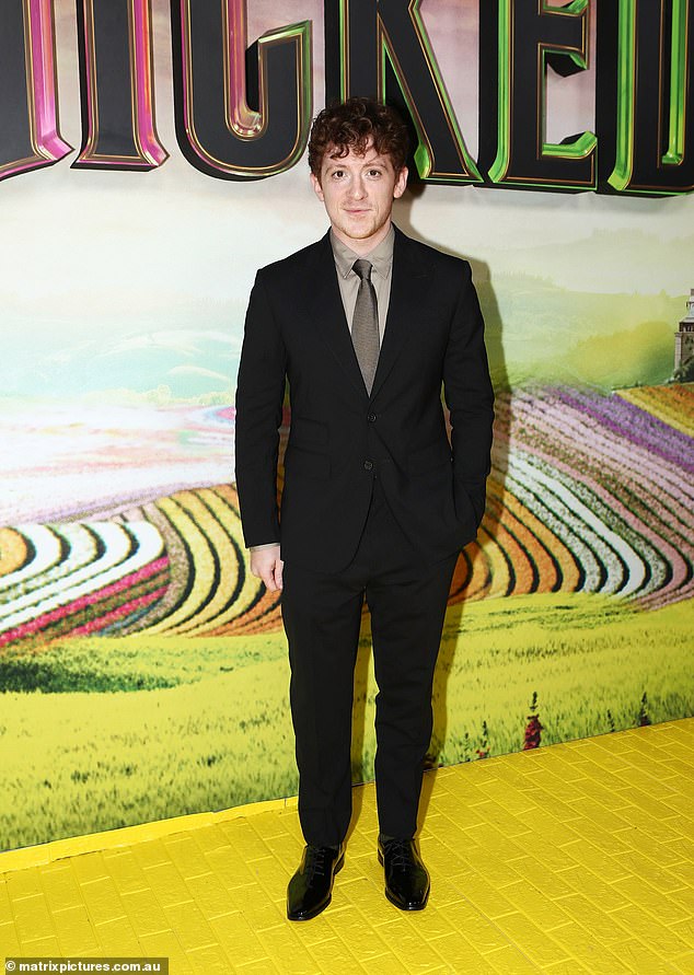 كما ارتدى صديق أريانا غراندي الممثل والنجم الموسيقي إيثان سلاتر بدلة سوداء لإبهار الجميع