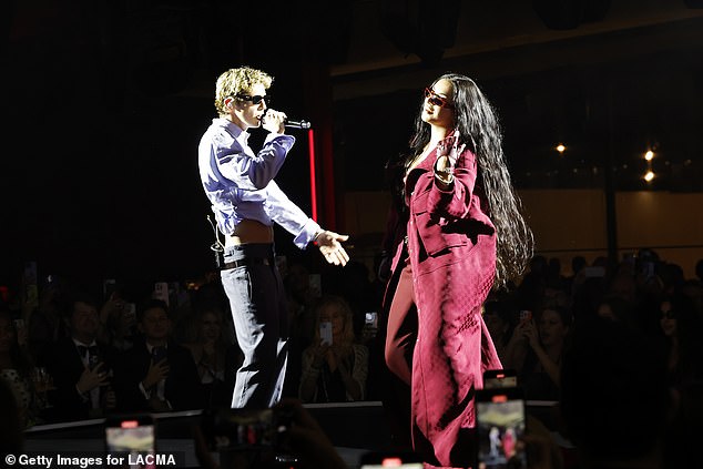 أضافت تشارلي زوجًا من النظارات الشمسية ذات الإطار الأحمر أثناء أدائها جنبًا إلى جنب مع صديقها تروي سيفان