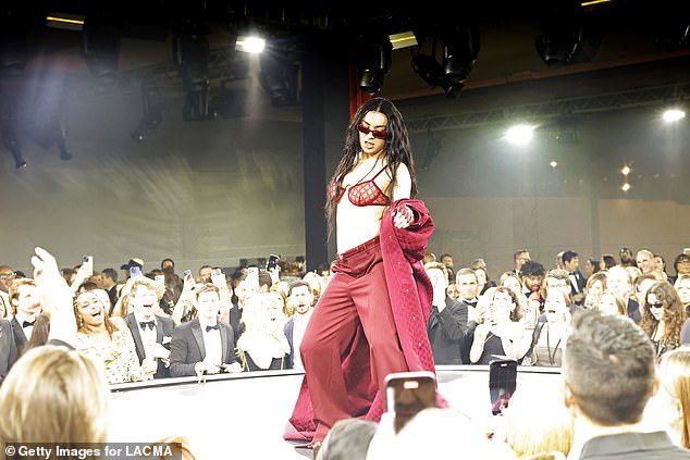 بدت المغنية البالغة من العمر 32 عامًا مذهلة، حيث استعرضت قوامها المذهل بالملابس الداخلية التي نسقتها مع بنطال منسق منخفض الارتفاع.