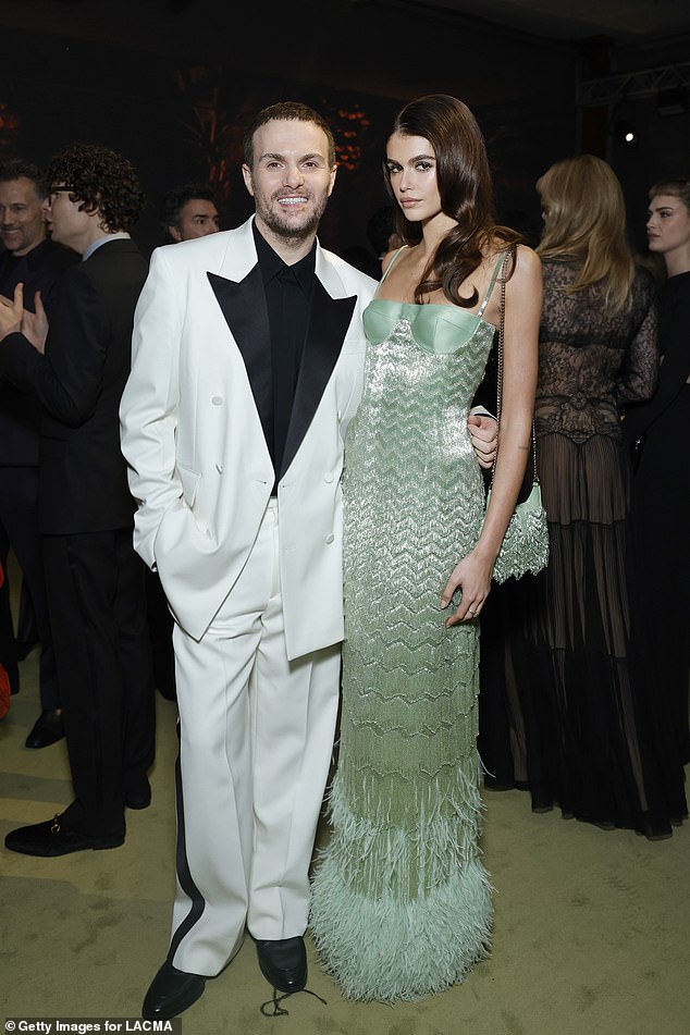 ظهرت كايا بشكل أنيق في ثوب طويل مستوحى من الزعانف يتميز بتمثال نصفي من الساتان وأهداب قزحية الألوان في جميع الأنحاء وريش رقيق في الجزء السفلي من التنورة؛ في الصورة مع ساباتو دي سارنو