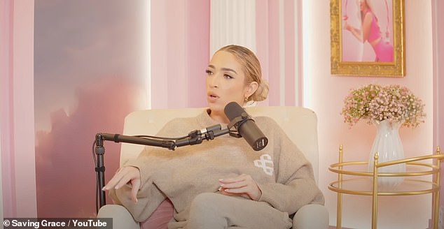 تشتهر شخصية الإنترنت بترحيبها ببعض الوجوه الأكثر شهرة في المملكة المتحدة مثل آلان كار وأوليفيا بوين وريلان وروب ريندر وكولين نولان في برنامج Saving Grace.