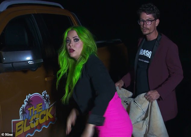 خرج الزوجان المثيران للجدل من موقع تصوير المسلسل يوم الأحد الماضي بطريقة مذهلة، حيث أطلقت كايلي خطبة بذيئة قبل أن تختفي في الليل.