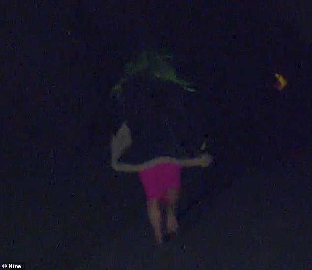 بينما احتفل المتسابقون الآخرون بالفائزين لهذا الأسبوع، كورتني وغرانت، خرجت كايلي على الفور، وتبعها براد.