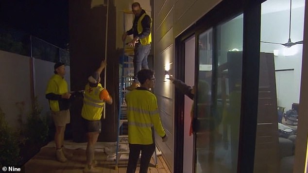 في الفترة التي سبقت الجولة الأخيرة من التحكيم ليلة الأحد، وصلت التوترات إلى نقطة الغليان عندما أمرت كايلي فريقها بوقف العمل قبل ساعات فقط من الكشف الأخير.