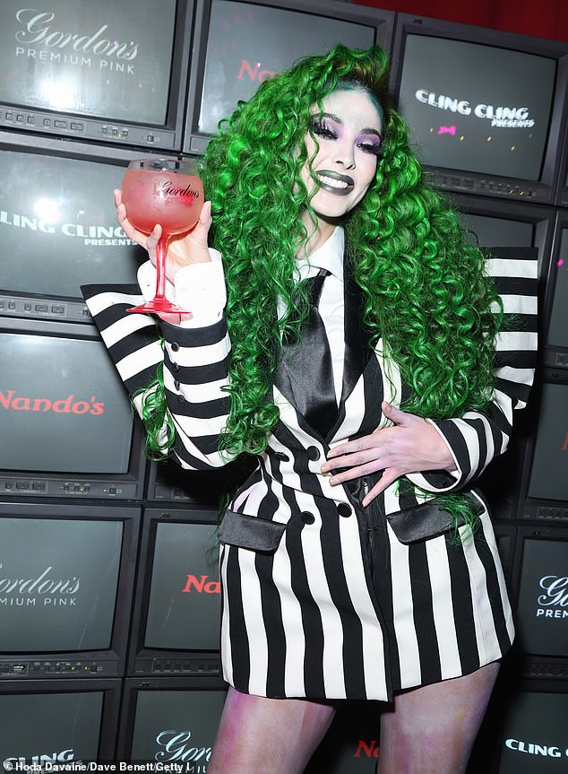 في الليل، خرجت مايا بإطلالتها بالكامل، وخرجت مرتدية فستانًا مخططًا ضيقًا أظهر ساقيها المتناغمتين، وأرفقته بجوارب تصل إلى الركبة وكعب عالٍ.