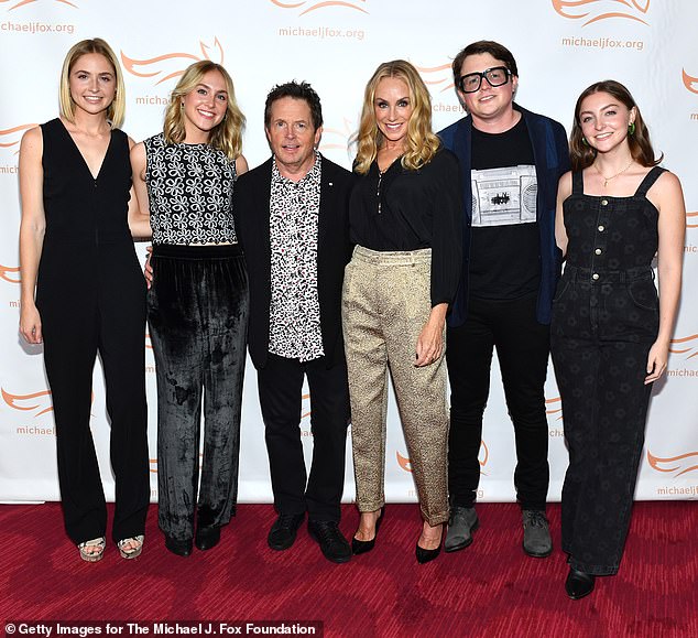 الطفلة نيبو، التي رحب بها الممثل وزوجته منذ فترة طويلة بعد أن أنجبا ثلاثة أطفال آخرين، هي حاليًا طالبة في جامعة ديوك، حيث كانت تدرس الصحافة؛ تم التقاط صورة Esmé (على اليمين) مع عائلتها الشهيرة في عام 2021 في مدينة نيويورك