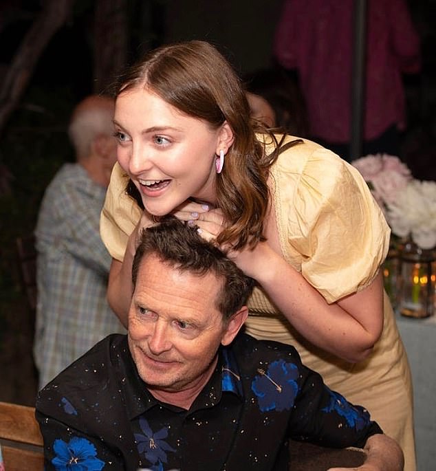 فتاة عيد الميلاد هي إسمي فوكس، أصغر أبناء مايكل جيه فوكس وزوجته تريسي بولان