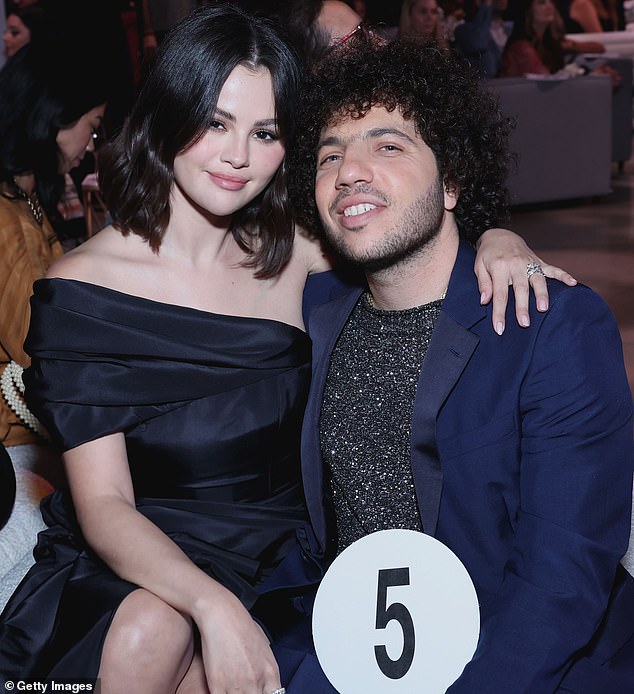 بدأت المطربة البالغة من العمر 32 عامًا والمنتج الموسيقي البالغ من العمر 36 عامًا في المواعدة في منتصف عام 2023، وأعلنتا علاقتهما الرومانسية علنًا في ديسمبر من ذلك العام؛ الصورة في 24 أكتوبر