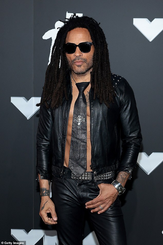 وكشفت أنها أعطته رقمها خلال الاجتماع، على الرغم من أنه ظل يخفيها في النهاية، ولم يتصل بها أبدًا بعد ذلك الاجتماع الأول