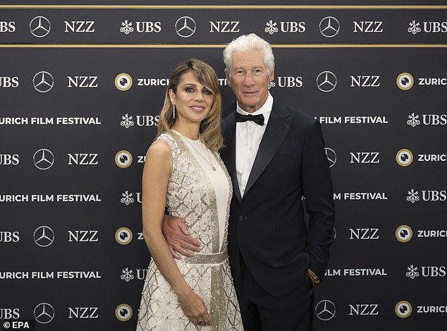 حصل جير وسيلفا على المنزل قبل عامين من أيقونة الموسيقى بول سايمون وزوجته إيدي بريكل. (الصورة في أكتوبر)