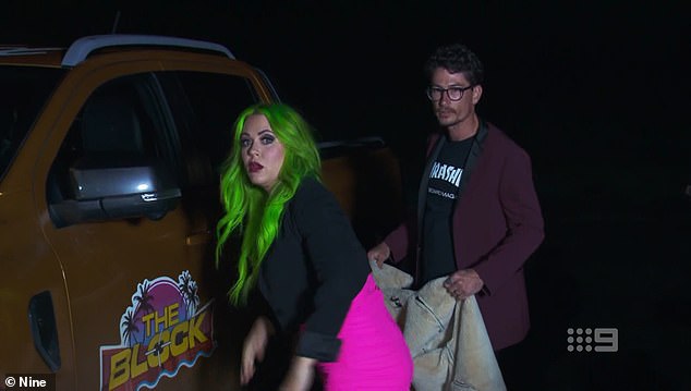 في لحظة مذهلة، أطلق كايلي (يسارًا) العنان لاتجاه المنافسة ولم يتراجع عن توجيه انتقاد لسكوت نفسه. في الصورة مع الزوج براد