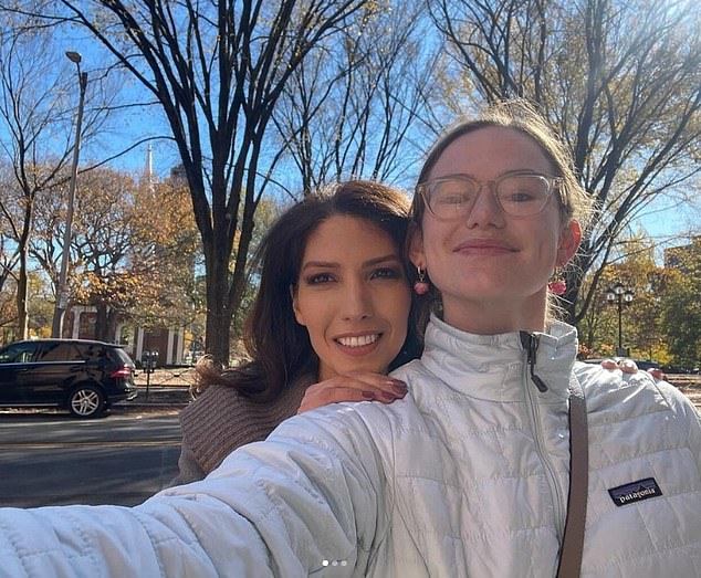 وتأتي هذه النزهة بعد يوم واحد من قيام ليندا لوبيز، شقيقة جيه لوبيز، بزيارة فيوليت ابنة بن أفليك في جامعة ييل.