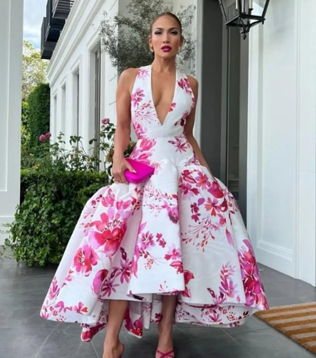 وهنا شوهدت العام الماضي خارج القصر؛ البلاط والجدران هي نفسها