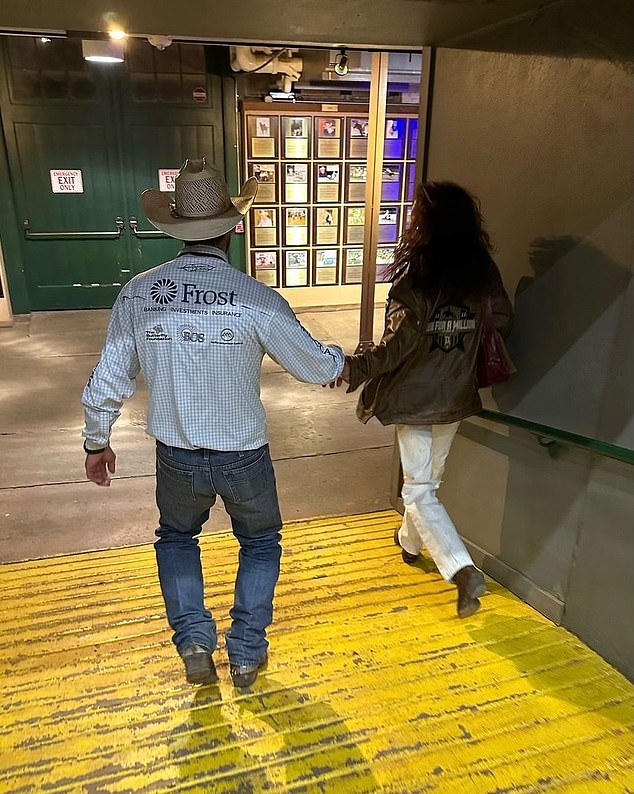 وفي لقطة أخرى، شوهد طيور الحب، الذين التقوا في عرض للفروسية في عام 2023، وهم يمسكون أيديهم وهم يشقون طريقهم إلى الحدث.