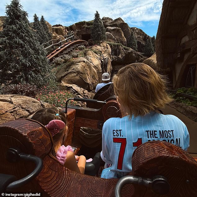 نرى أيضًا جيجي والصغير يركبان قطار الملاهي Seven Dwarves Mine Train بجانب بعضهما البعض في لحظة حميمة بين الأم وابنتها