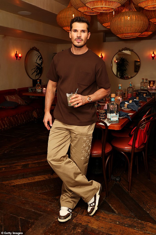 أكد جليب سافتشينكو مؤخرًا أنه هو من أنهى علاقته مع بروكس نادر بعد أن واجهه المعجبون بشأن علاقتهما الرومانسية القصيرة. (الصورة في أكتوبر)