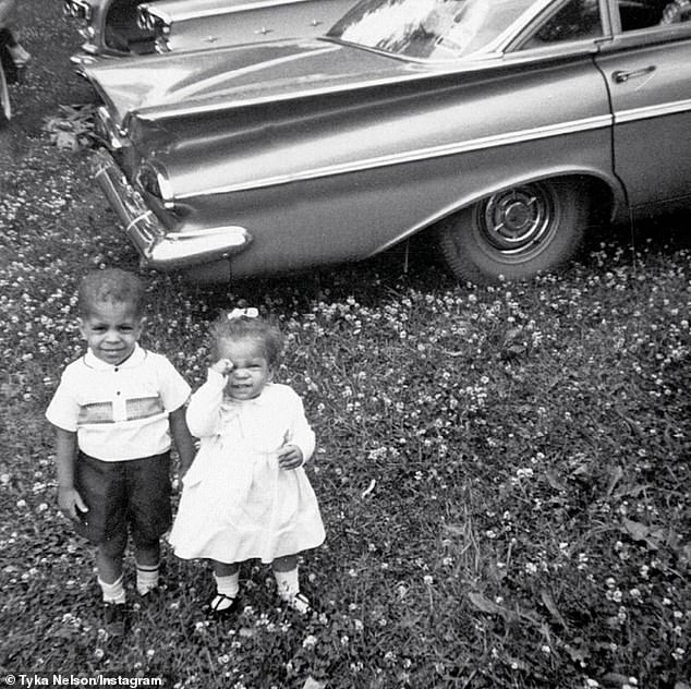 كان تيكا هو الأخ الشقيق الوحيد للأمير (يُنظر إليهما معًا كأطفال)