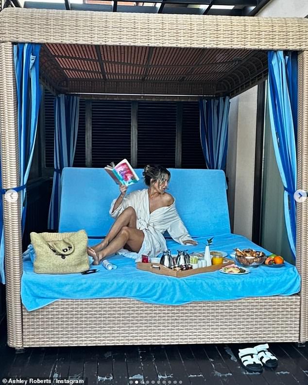 ثم ارتدت آشلي رداءً أبيضًا قصيرًا لتستمتع بوجبة إفطار فخمة، أثناء أخذ حمام شمس على سرير نهاري كبير والتأكد من الحصول على لقطة لساقيها المتناسقتين.