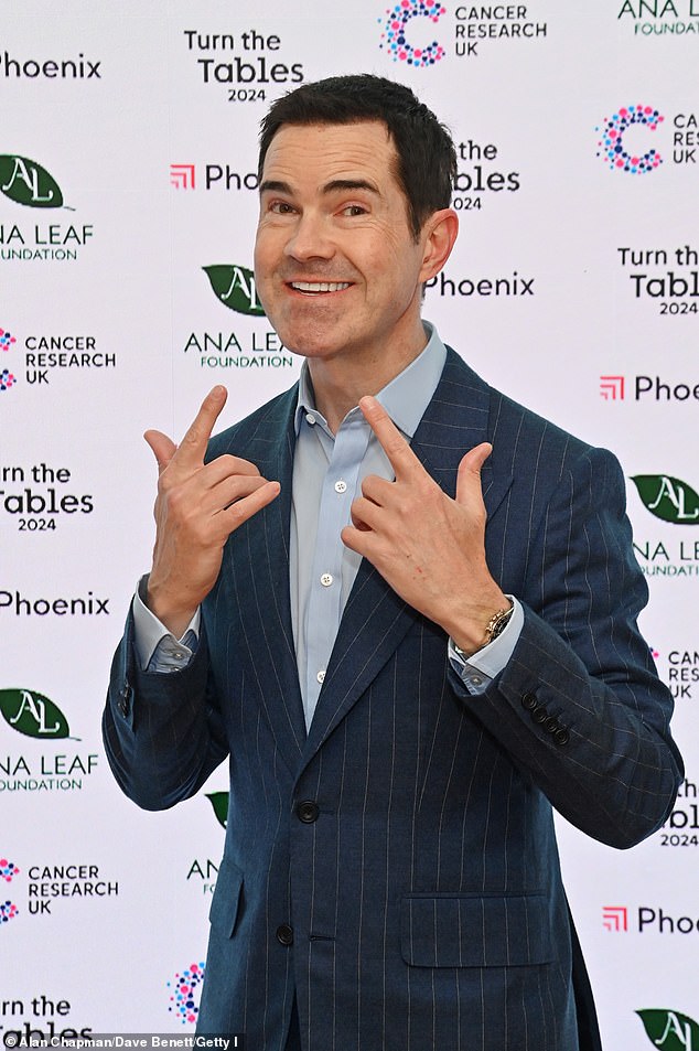 على مر السنين، أجرى النجم عملية زراعة شعر كاملة وقشور وجرعات منتظمة من البوتوكس، لكنه قال أيضًا إنه يمارس الآن المزيد من التمارين ويأكل بشكل صحي.