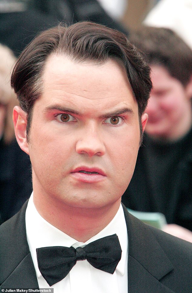 لكن النجم يبدو أكثر سعادة بمظهره هذه الأيام، وسبق أن أوضح أنه خضع لعملية جراحية لكي يتناسب مظهره مع ما رآه في رأسه (الصورة عام 2005).