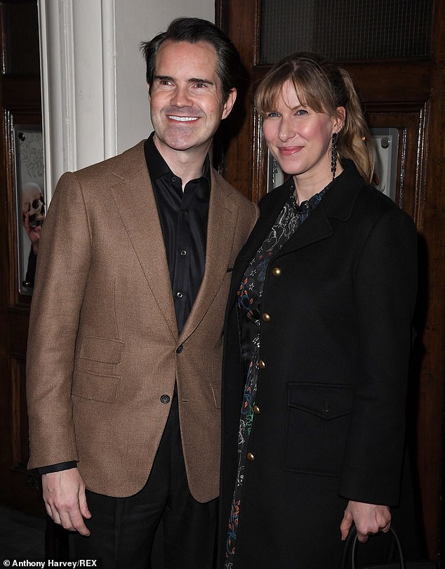 قال جيمي مازحًا إن حبه للبوتوكس هو في الواقع نعمة كوالد لأنه بغض النظر عما يخبره به أطفاله، فلن يبدو مصدومًا أبدًا (في الصورة مع زوجته كارولين في عام 2020)