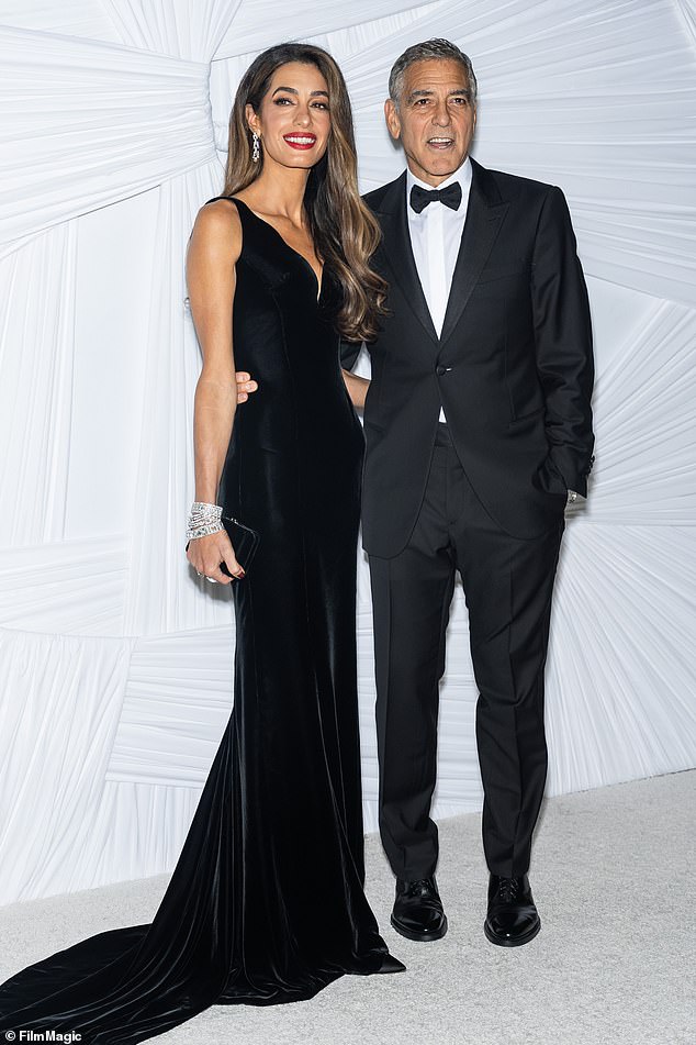 قال مصدر لموقع DailyMail.com: 