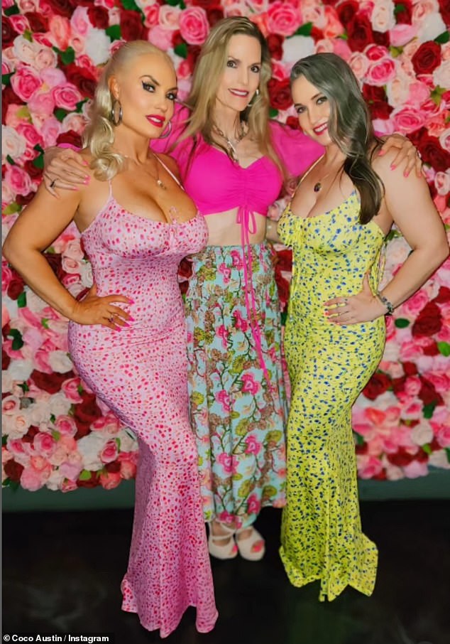 ظهرت السيدات الثلاث في منشور سابق على Instagram؛ أمي في المنتصف