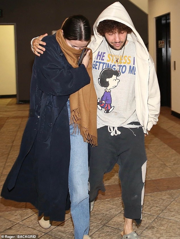 من أجل توفير القليل من الدفء والراحة لصديقته، شوهد بيني وهو يلف ذراعه حولها بلطف أثناء توجههما إلى الخارج.