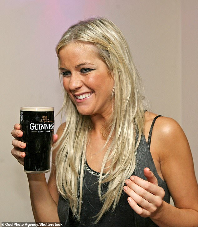 أثناء حديثها في البودكاست It Can¿t Just Be Me مع آنا ريتشاردسون، تحدثت كيت عن أيام احتفالاتها الصاخبة أثناء قيامها بجولة حول العالم كمنسقي الأغاني؛ الصورة 2006