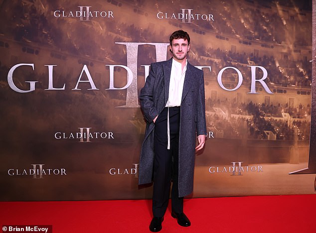 وتجمع المعجبون حول بول وهو يشق طريقه إلى العرض الأول، حيث التقط صورًا له مرتديًا بدلة رمادية حادة وقميصًا أبيض اللون.