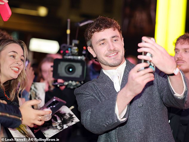 كان نجم Normal People يسافر حول العالم للترويج للجزء الثاني الذي طال انتظاره، وقد حشده المعجبون عند وصوله لحضور العرض الأول