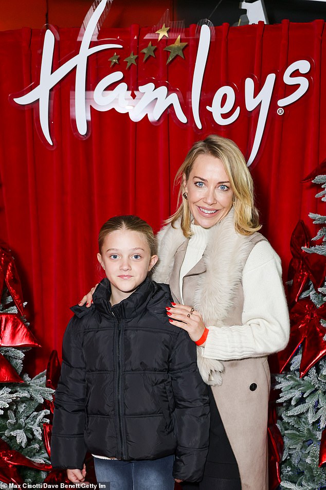 لورا هاميلتون (52 عاماً)، اختارت سترة كريمية متماسكة تحت معطف كريمي بلا أكمام يتميز بياقة من الفرو بينما تباينت ابنتها مع مظهرها في معطف أسود مبطن