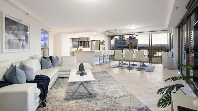 يقع في شقق Spinnaker على الشاطئ الرئيسي، وقد اشترى هذه المفروشات الفخمة الحديثة للغاية مقابل 1.225 مليون دولار في عام 2017. (في الصورة)