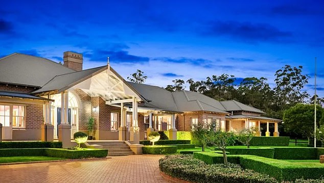 ولكن هناك الآن تكهنات بأن سائق التاكسي السابق الصريح كان يخطط بهدوء لانتقاله إلى الساحل الأوسط خلال السنوات الثلاث الماضية. ذكرت الصحيفة في يونيو 2021 أن نجم الراديو قام بجلد منزله الضخم شبه الريفي في دورال مقابل مبلغ لم يكشف عنه بعد إدراجه في دليل أسعار يتراوح بين 7.7 مليون دولار إلى 8 ملايين دولار.