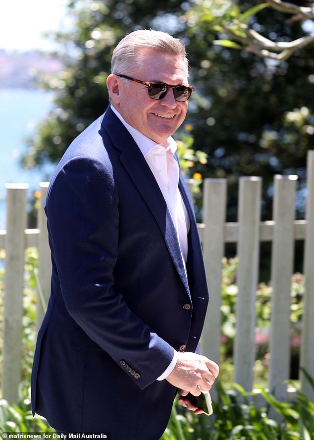 وبدا آشر، البالغ من العمر 54 عاماً، أنيقاً في بدلة زرقاء مكونة من قطعتين مع قميص أبيض بأزرار