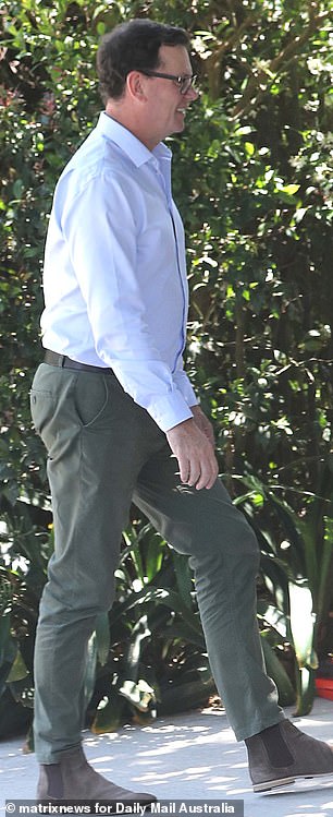 وصل مارك فيرجسون، 58 عامًا، مرتديًا قميصًا بياقة وسروالًا كاكيًا وحذاءً بنيًا