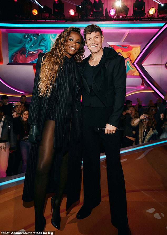 حافظت على دفء يديها من البرد القارس مرتدية زوجًا من القفازات السوداء المصنوعة من الجلد الصناعي وأضفت ارتفاعًا إلى إطارها مع بعض الكعب المدبب