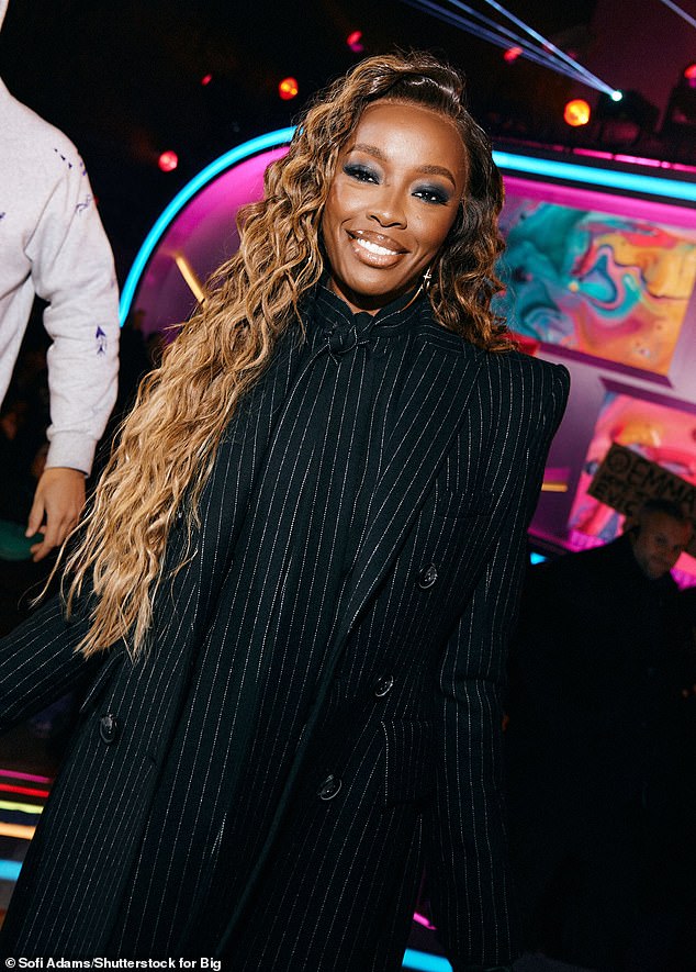 قدمت المذيعة عرضًا رائعًا عندما عادت إلى المسرح لتحدث تطورًا آخر في المسلسل الدرامي لهذا العام