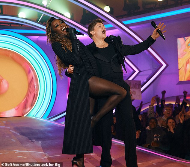 تم تجعيد خصلات شعرها البنية وتركت لتتتالي بحرية على كتفيها