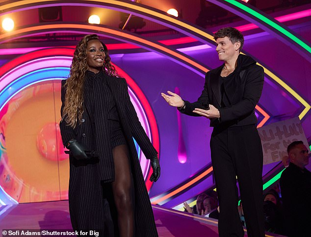 في وقت ما من الليل، التفت إليها مضيفها المشارك ويل أمام الحشد وأشار إليها تقديرًا