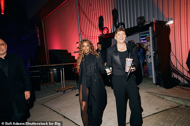 استعرضت المتسابقة السابقة Strictly لياقتها البدنية المذهلة في العرض الذي ظهر فيه أيضًا ربطة عنق طويلة وزر تفصيلي أسفل السترة وجوارب متلألئة.