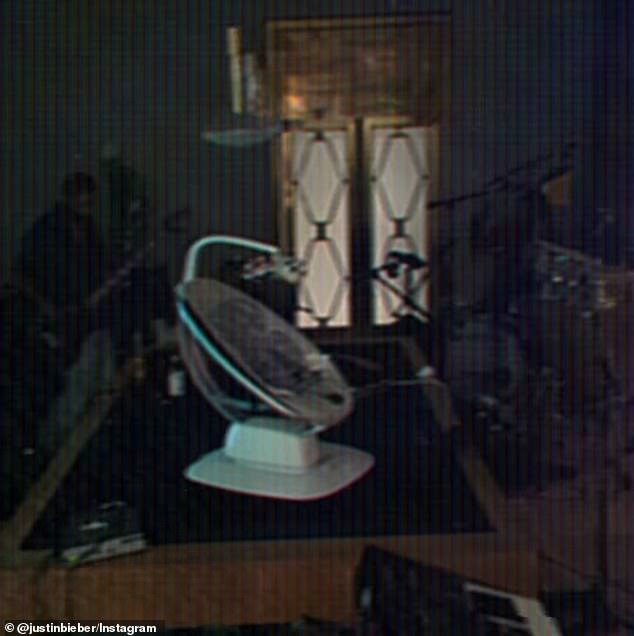 انتقل نجم البوب ​​إلى إنستغرام ليتباهى بكرسي الأطفال غير التقليدي الذي يستخدمه ليرتاح فيه طفله الصغير أثناء عمله على موسيقى جديدة